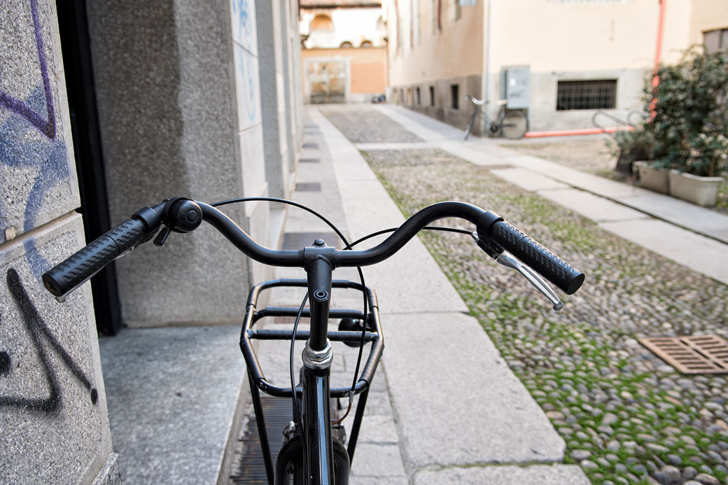 Vélo dans une ruelle de Pavie, Italie