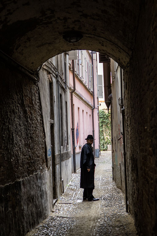 Ivan Fowler dans une ruelle de Pavie, Italie