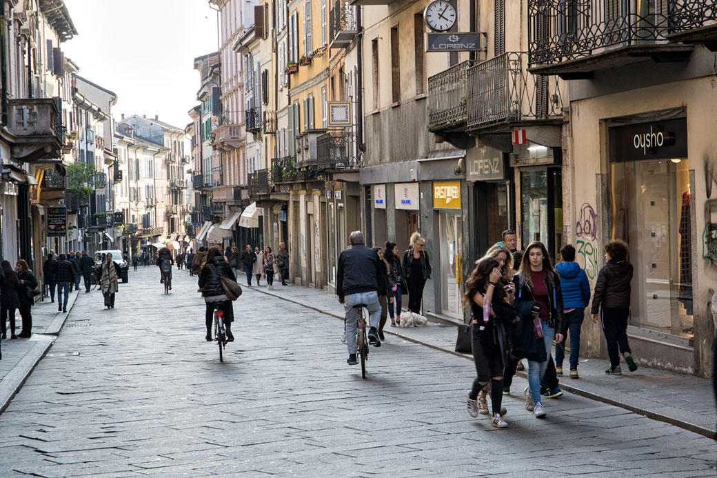 Passants dans une rue de Pavie en Lombardie, Italie