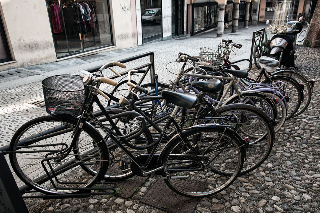 Vélos parqués dans une rue de Pavie, Italie