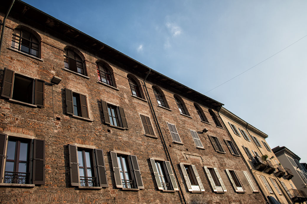 Façades sur la place de la Victoire à Pavie, Italie