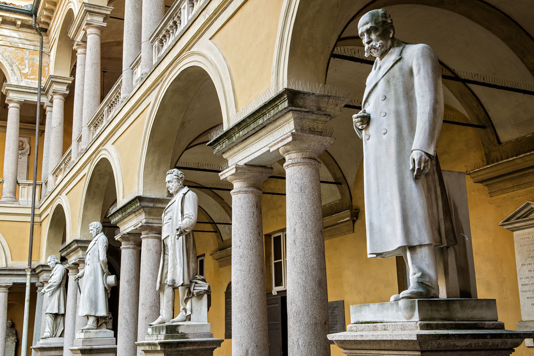 Statues dans une cour de l'université de Pavie, Italie