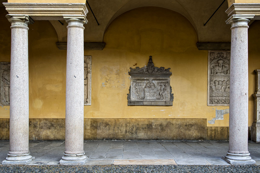 Colonnes et bas-relief à l'université de Pavie, Italie