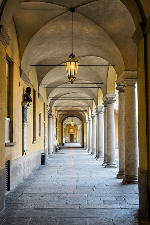 Arcade et lampes à l'université de Pavie, Italie