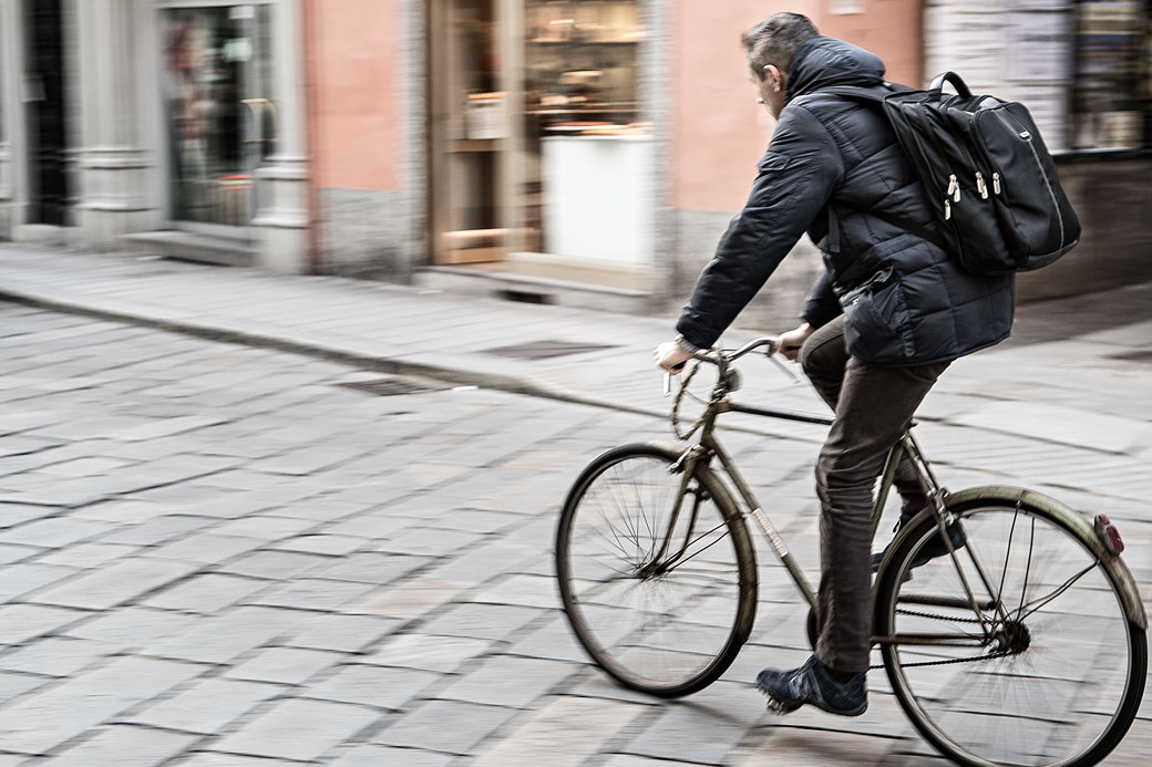 Homme sur un vieux vélo dans une rue de Pavie, Italie