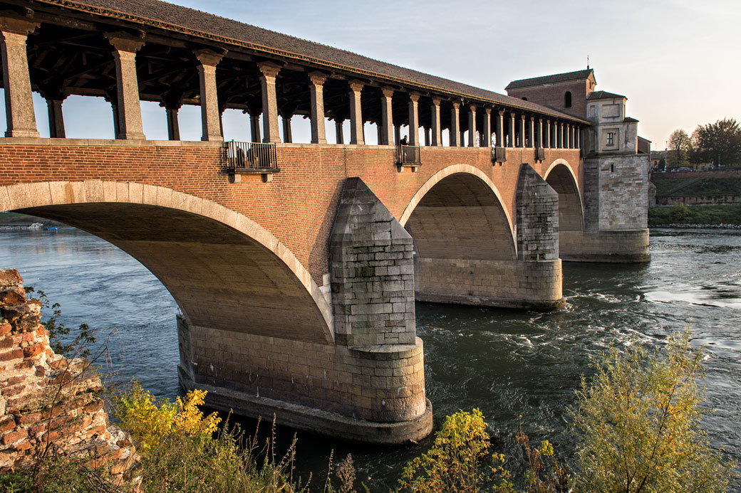 Le Pont couvert de Pavie et la rivière Tessin, Italie