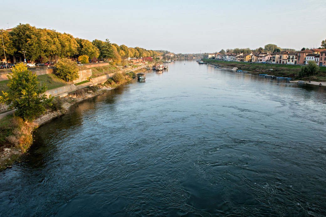 La rivière Tessin depuis le Pont couvert de Pavie, Italie