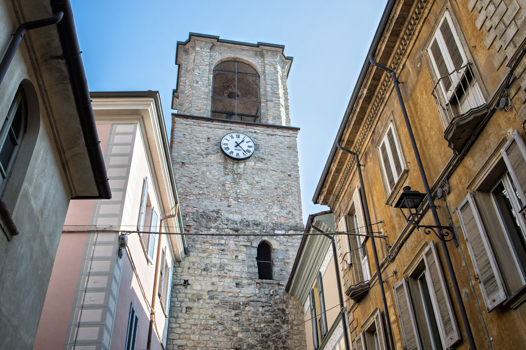 Horloge sur une tour de Varzi, Italie