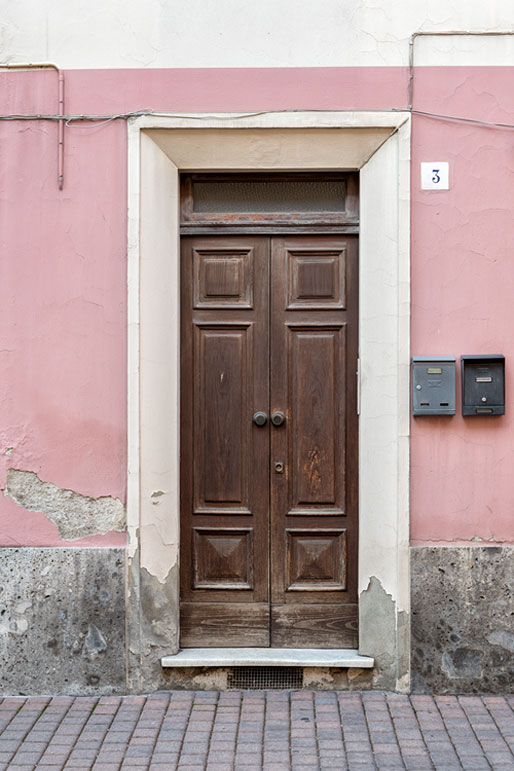 Porte et mur rose d'un bâtiment de Varzi, Italie