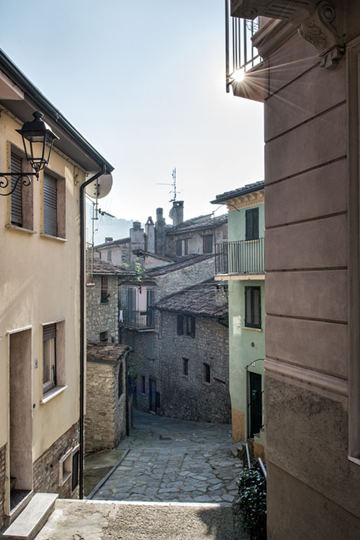 Soleil dans une ruelle de Varzi en Lombardie, Italie