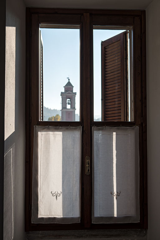 Fenêtre du château Malaspina à Varzi, Italie