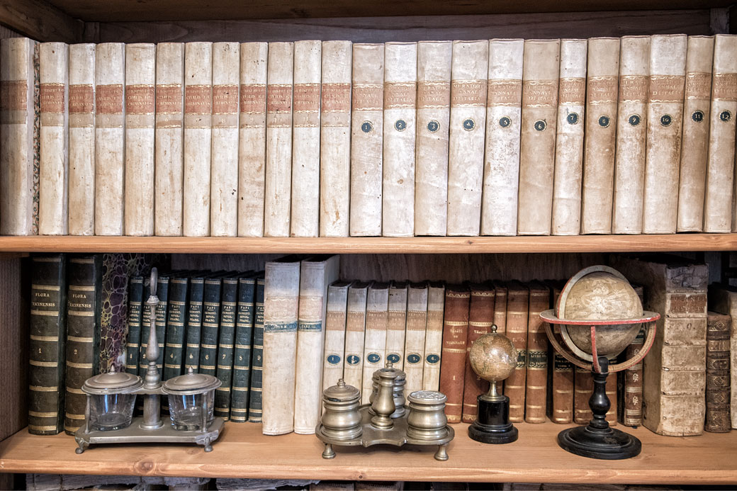 Livres dans la bibliothèque du château Malaspina à Varzi, Italie