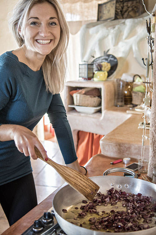 Iryna aux fourneaux à la Casa di Paglia, Italie