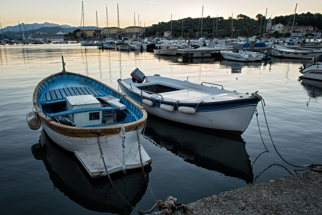 Barques dans le port de Le Grazie, Italie