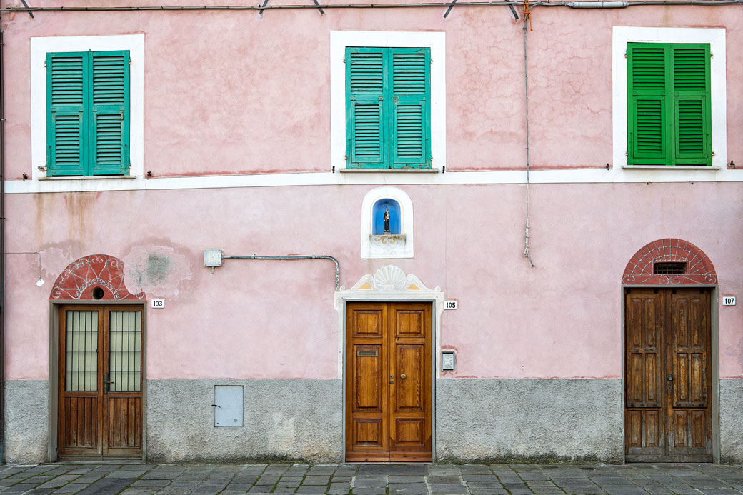 Portes et fenêtres closes d'une façade de Le Grazie, Italie