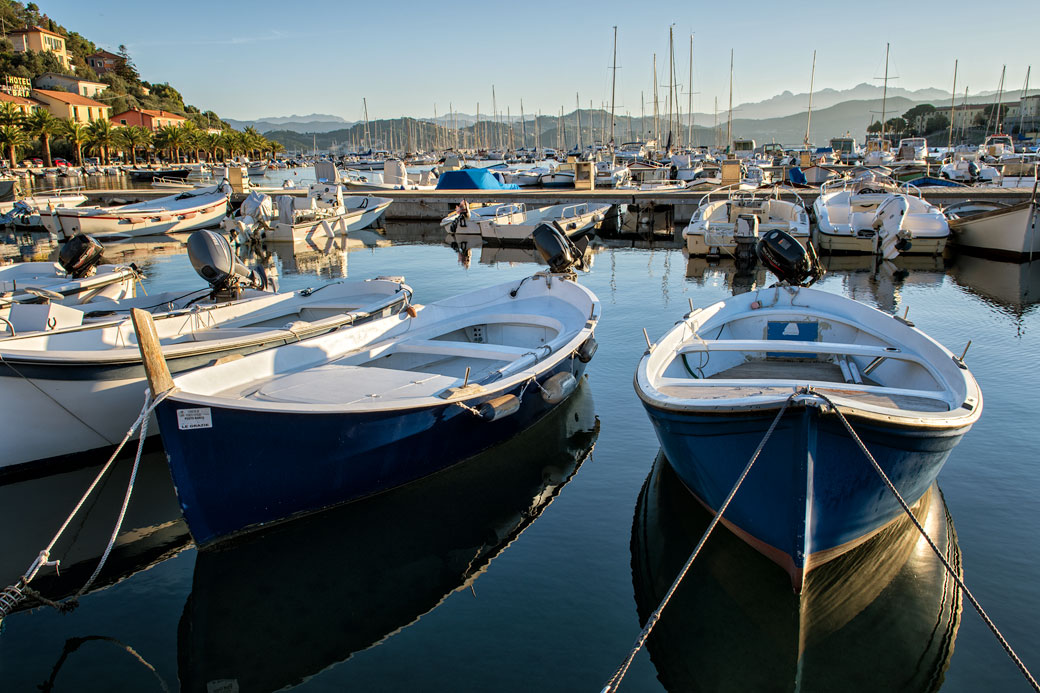 Bateaux dans le port de Le Grazie, Italie