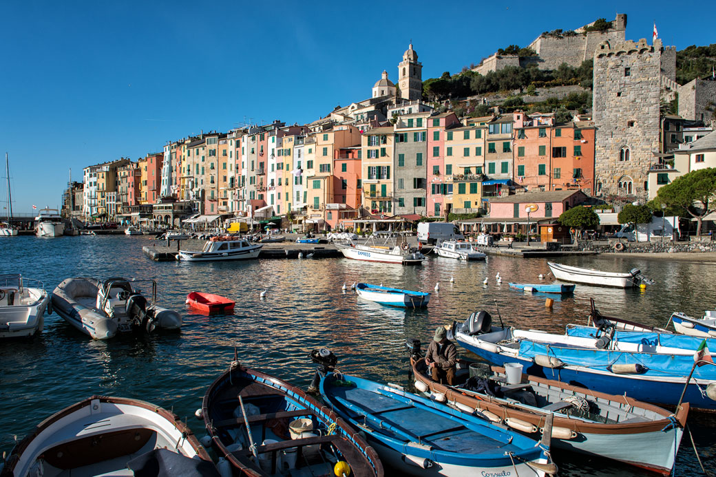 Barques devant le village coloré de Portovenere, Italie