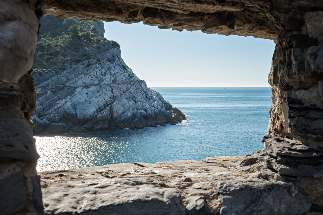 Ouverture dans la muraille de Portovenere en Ligurie, Italie