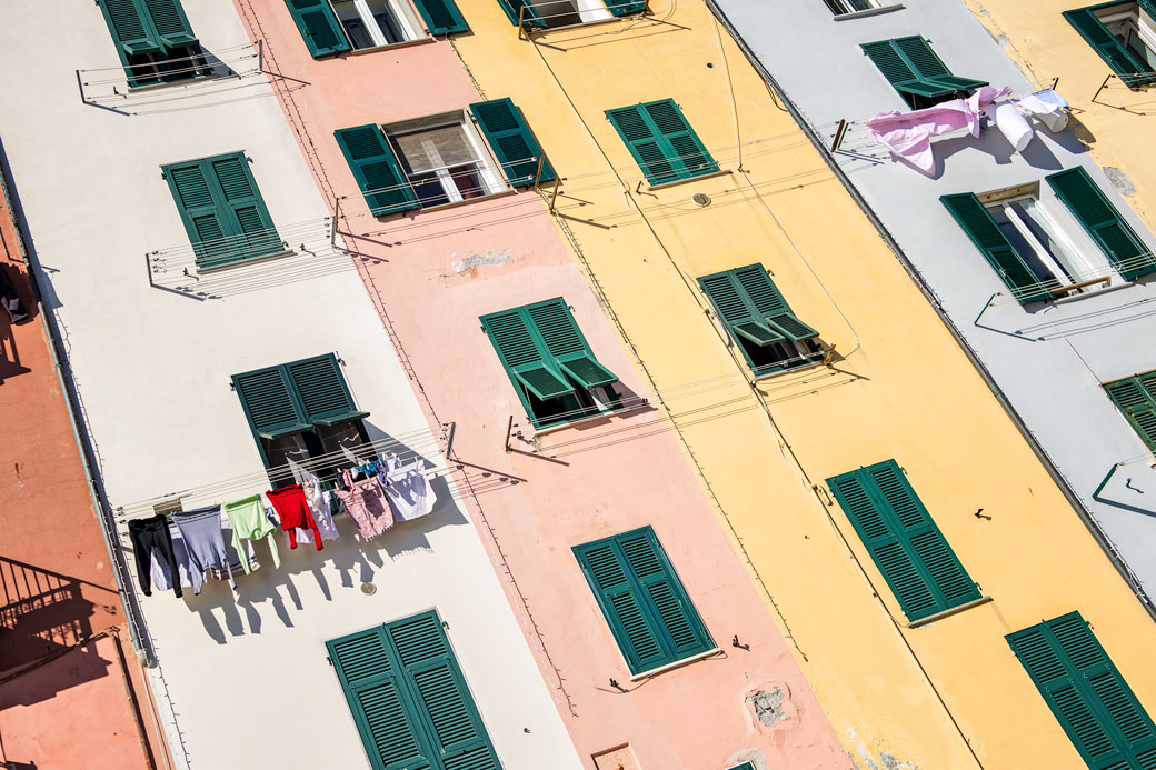 Lessive qui sèche aux fenêtres de Portovenere, Italie