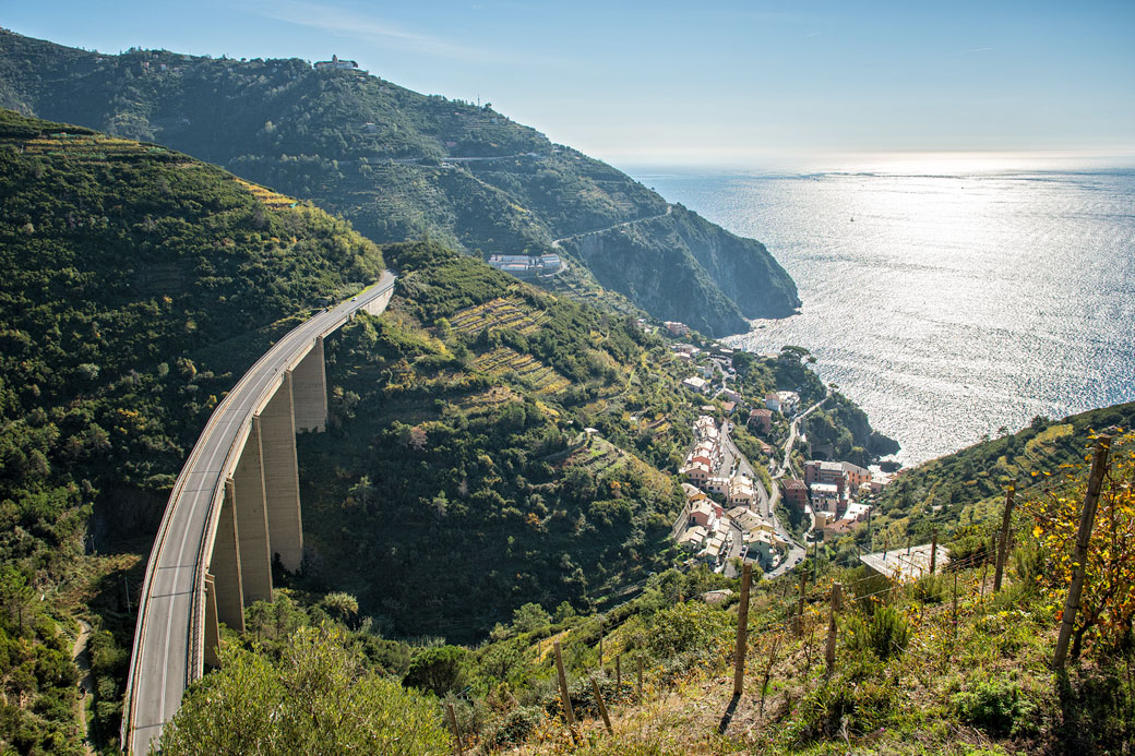 Pont au-dessus de Riomaggiore dans les Cinque Terre, Italie