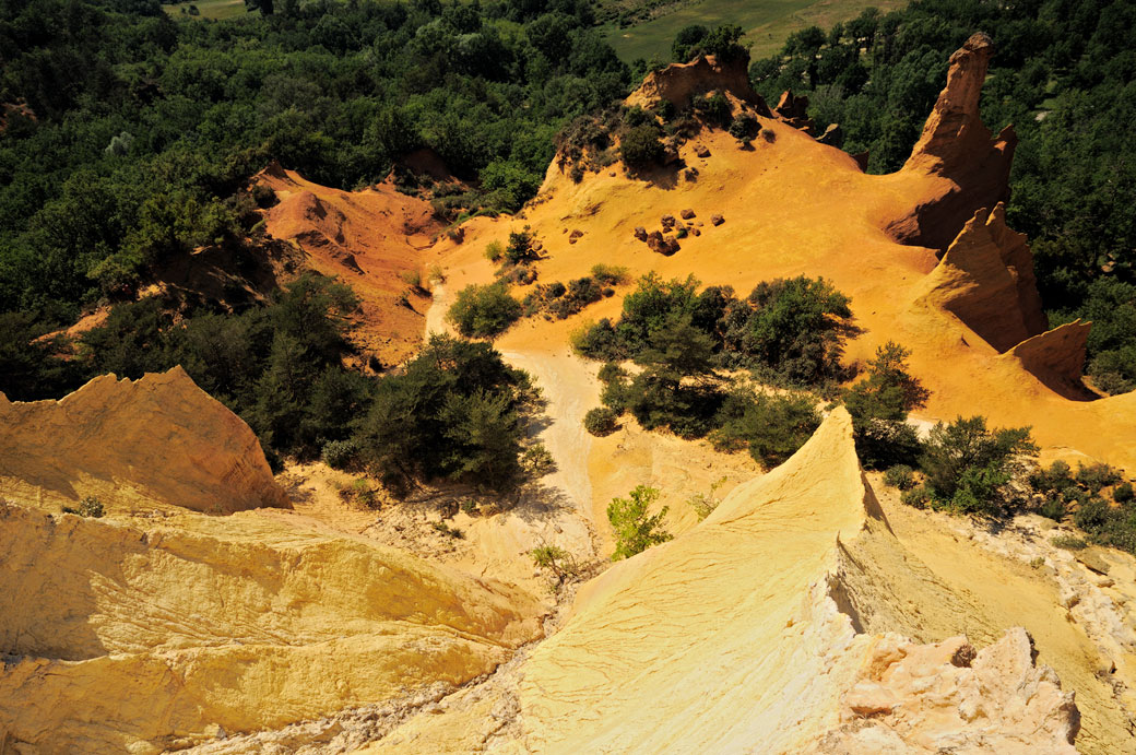 Plongée sur le Colorado Provençal de Rustrel, France