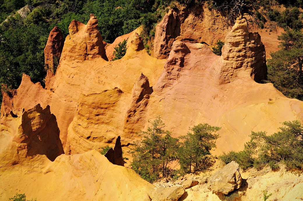 Falaises d'ocres au Colorado Provençal de Rustrel, France