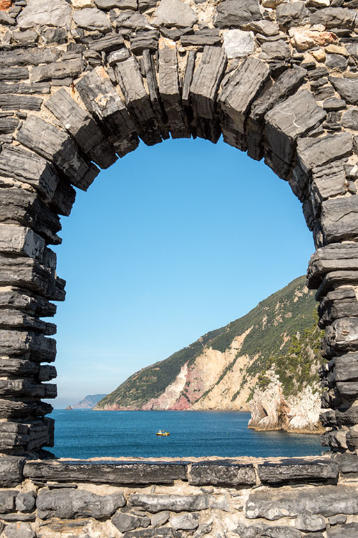 Ouverture sur la mer depuis une muraille de Portovenere, Italie