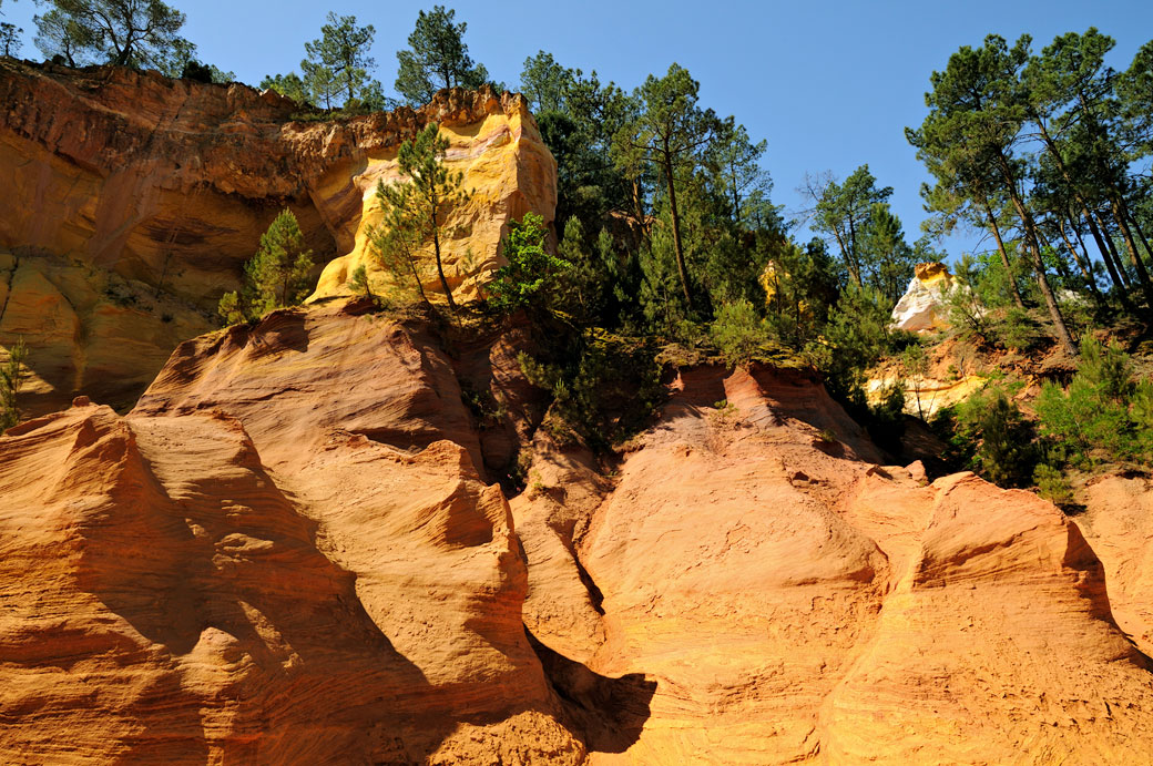 Falaises au sentier des ocres de Roussillon en Provence, France