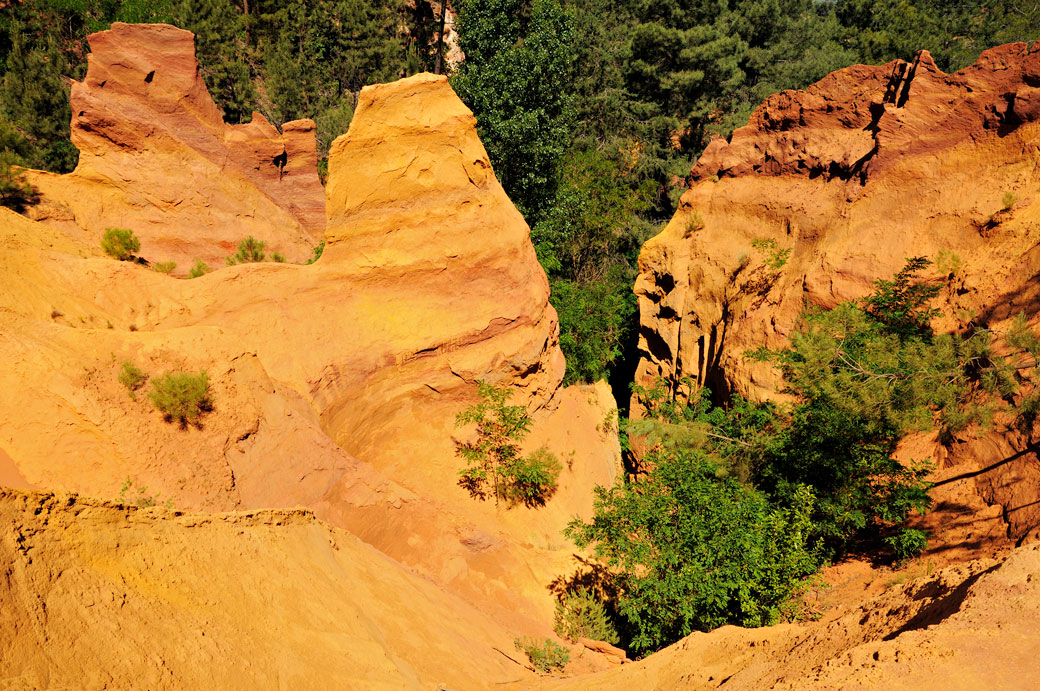 Gouffre au sentier des ocres de Roussillon en Luberon, France