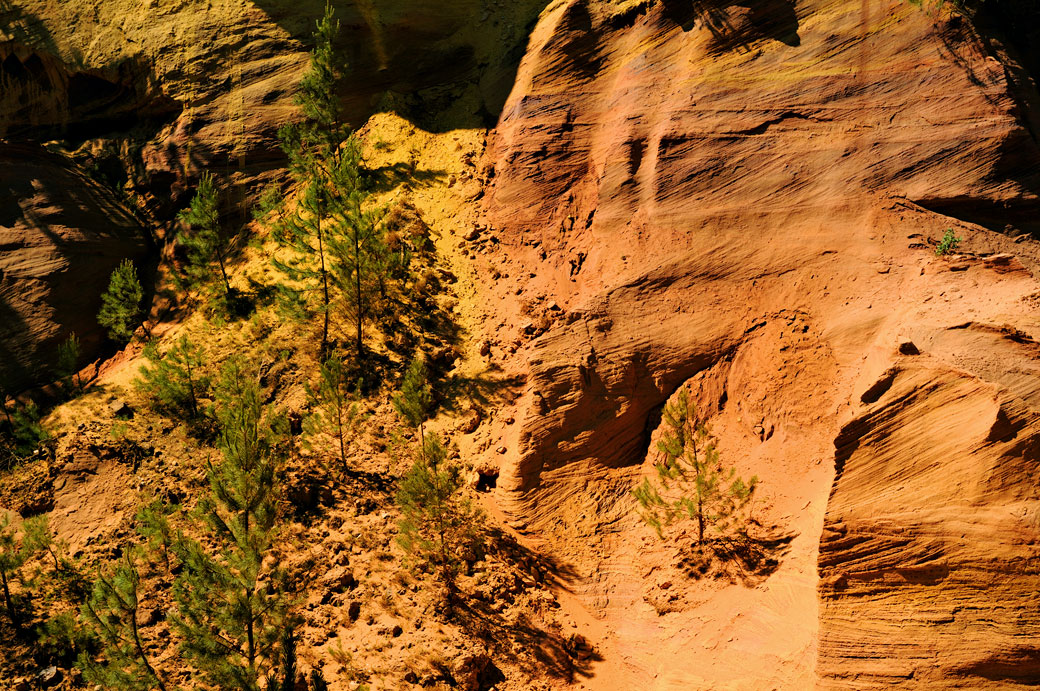 Falaises colorées le long du sentier des ocres à Roussillon, France