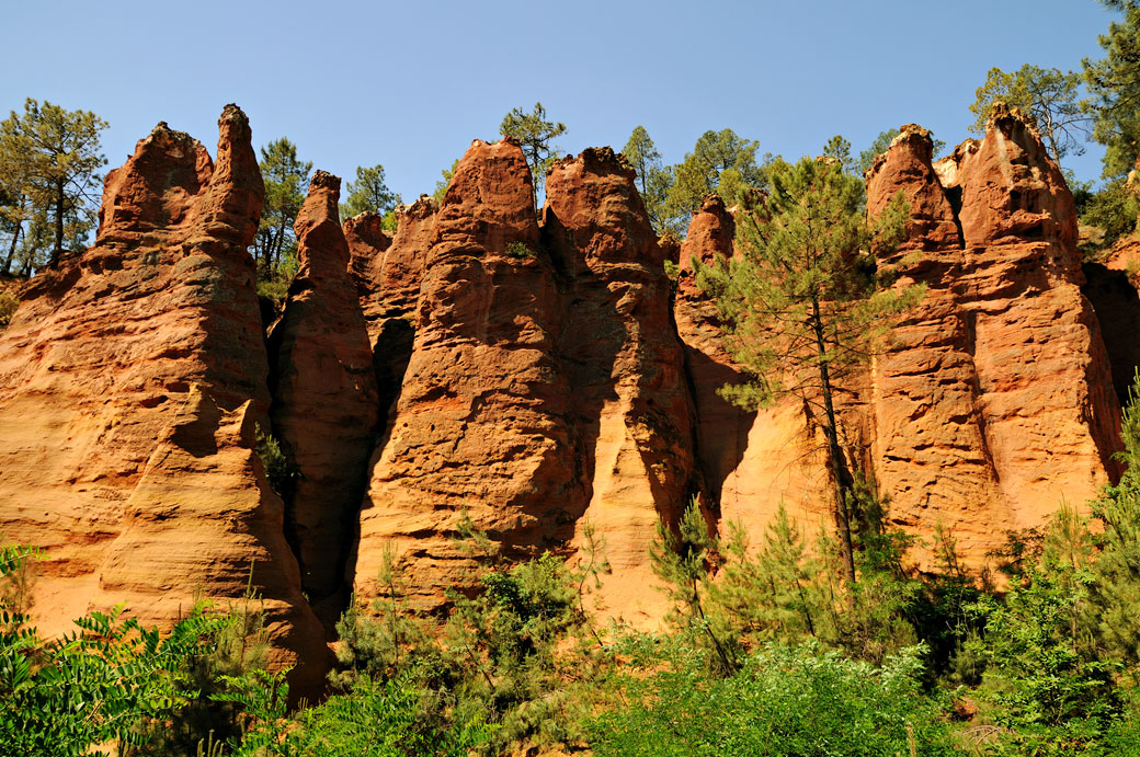 La muraille de la Chaussée des Géants à Roussillon, France