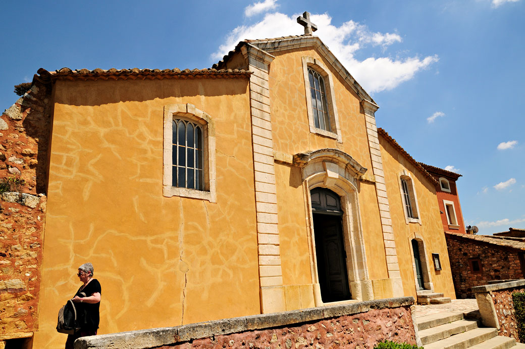 Église Saint-Michel dans le village de Roussillon, France