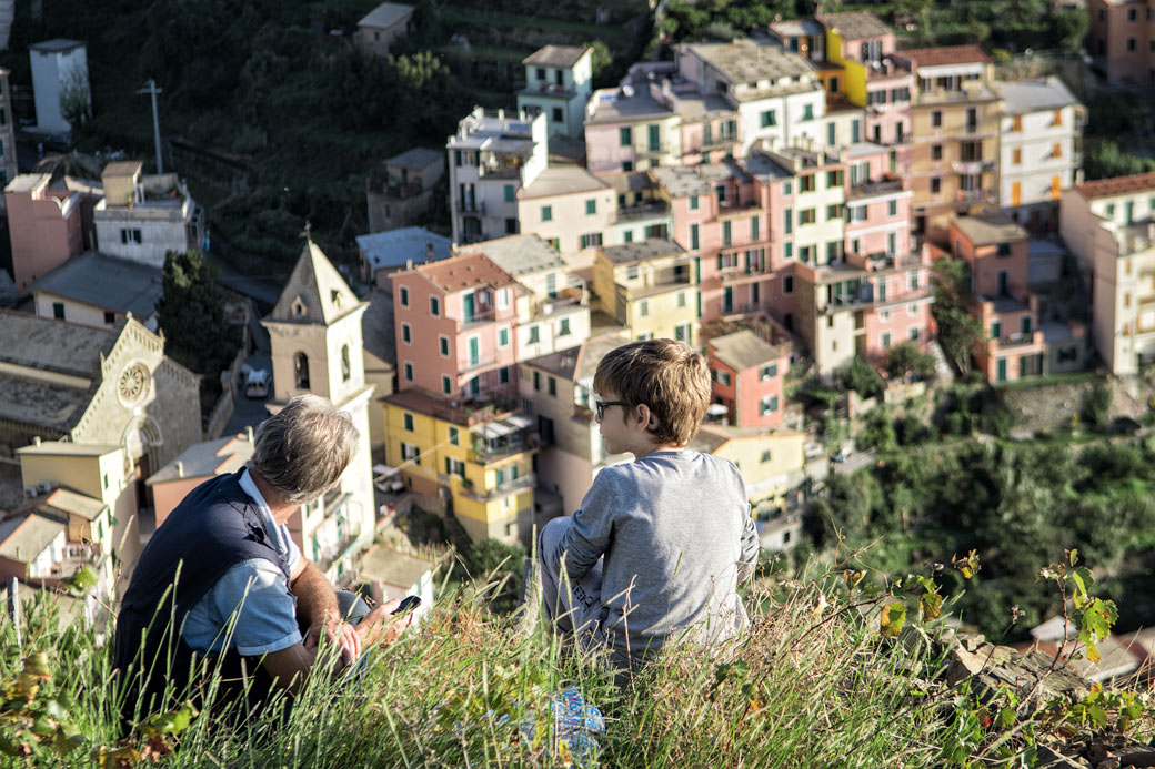 Contemplation du village de Manarola dans les Cinque Terre, Italie