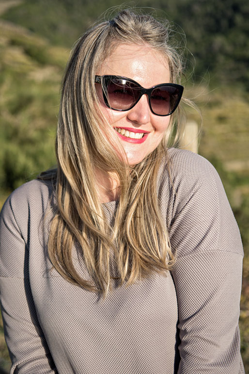 Svetlana tout sourire dans les Cinque Terre, Italie