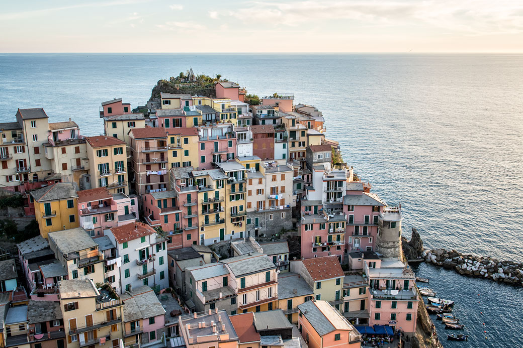 Manarola et la mer Ligure dans les Cinque Terre, Italie