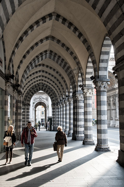 Arcades au centre-ville de Gênes, Italie