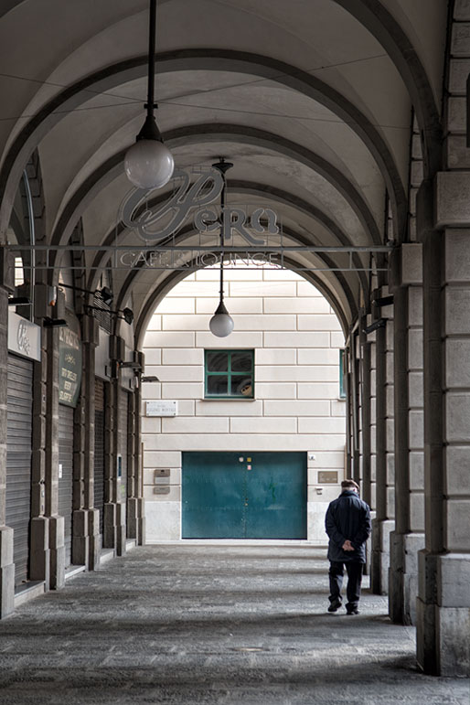 Vieil homme sous les arcades au centre de Gênes, Italie