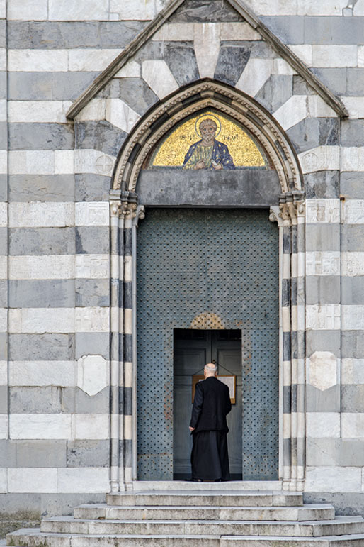 Prêtre à la porte de l'église San Matteo de Gênes, Italie