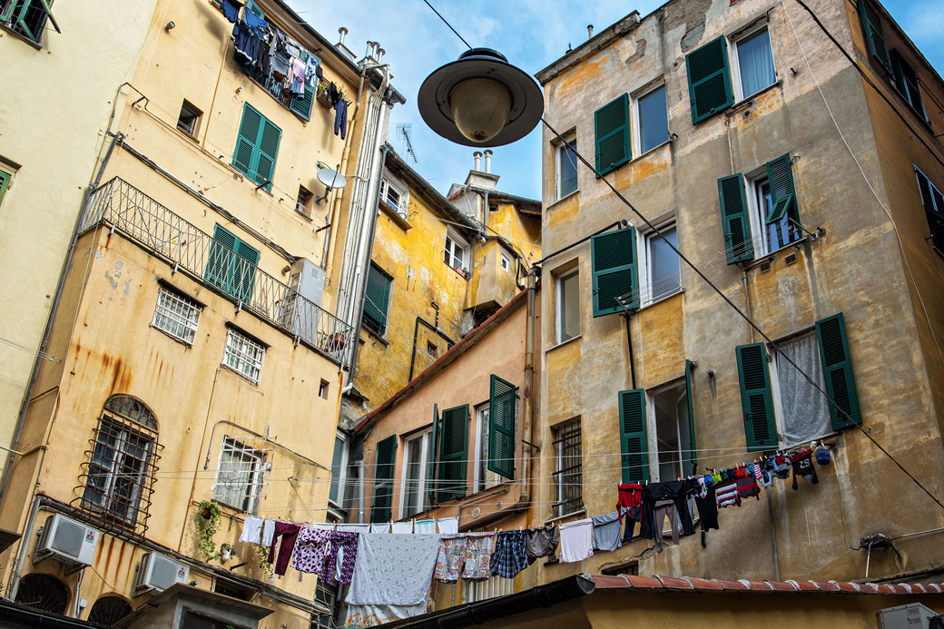 Linge qui sèche dans le centre historique de Gênes, Italie