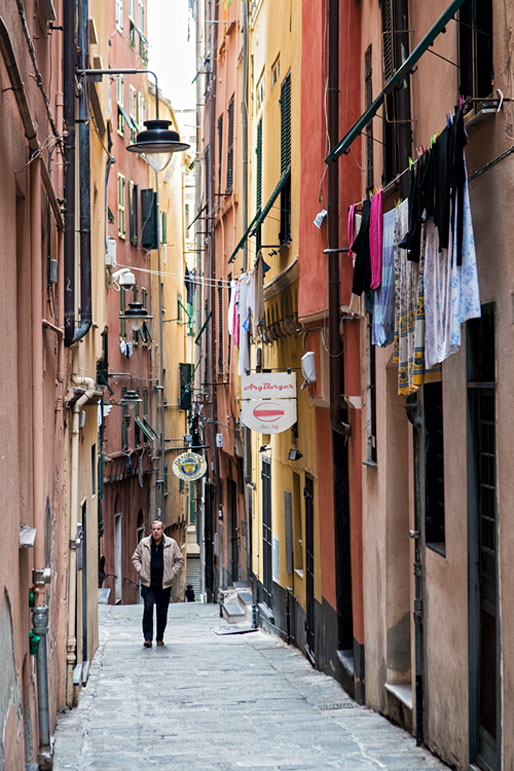 Homme dans le centre historique de Gênes, Italie