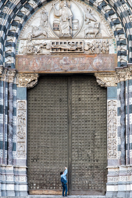 L'immense porte de la cathédrale San Lorenzo de Gênes, Italie