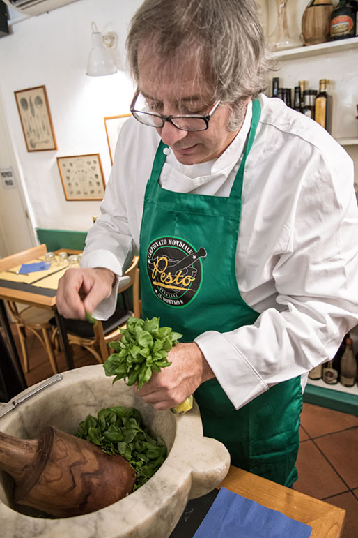 Roberto Panizza en train de faire du Pesto au mortier, Italie