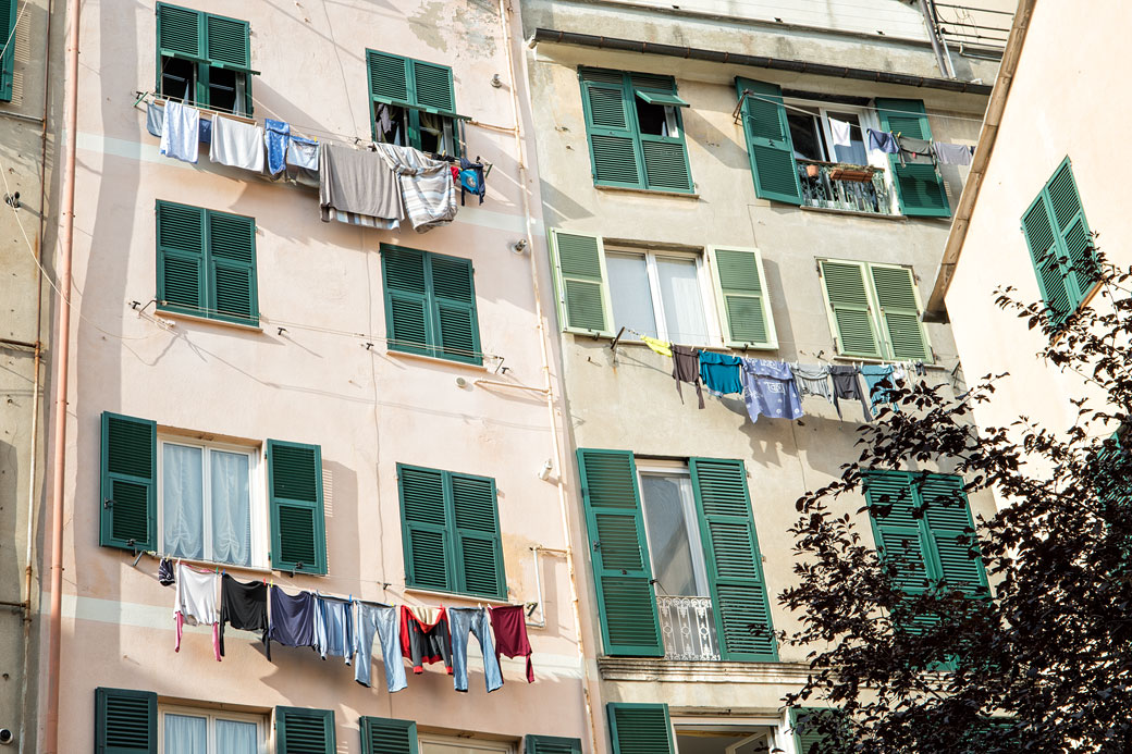 Linge qui sèche aux fenêtres de Gênes, Italie