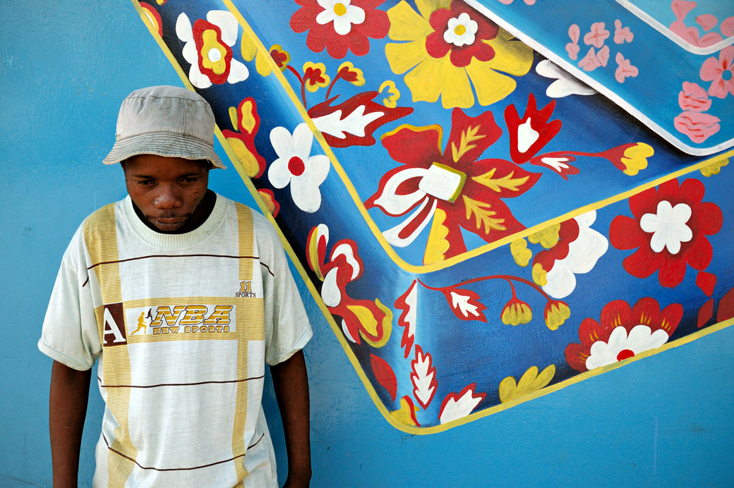 Jeune homme qui pose devant un mur bleu à Lusaka, Zambie