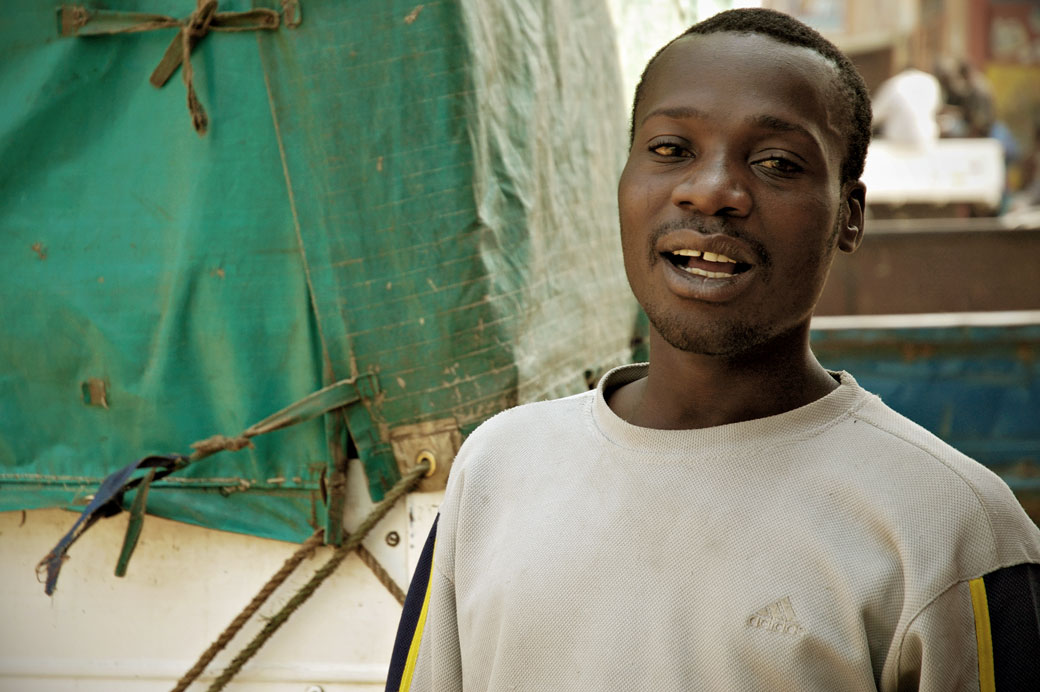 Jeune homme souriant dans une rue de Lusaka, Zambie