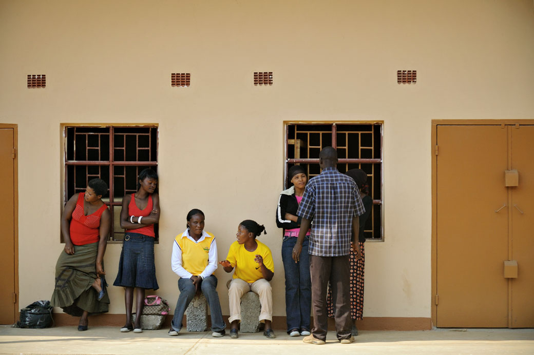 Groupe d'amis dans une rue de Lusaka, Zambie