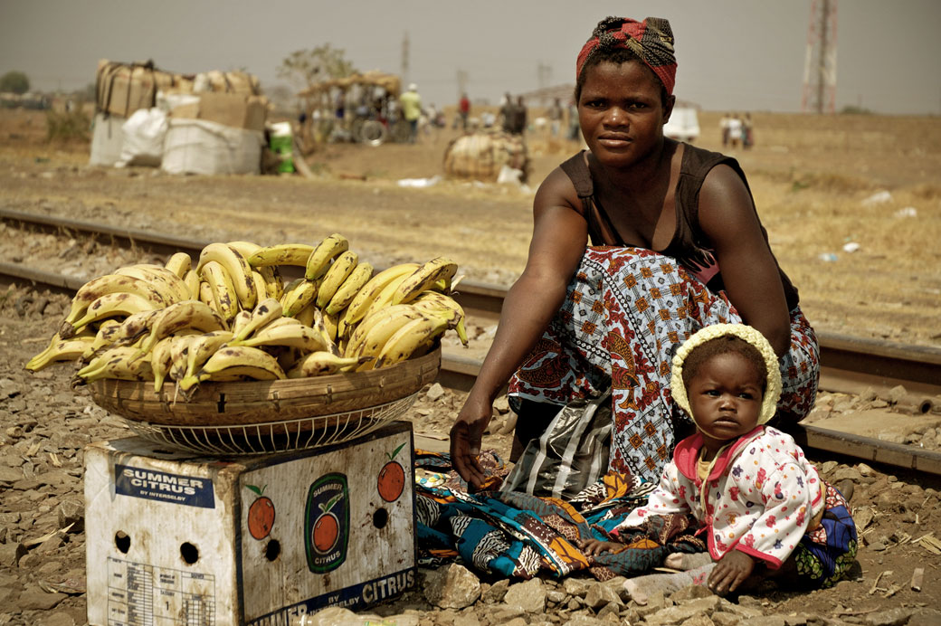 Jeune maman qui vend des bananes avec son bébé, Zambie