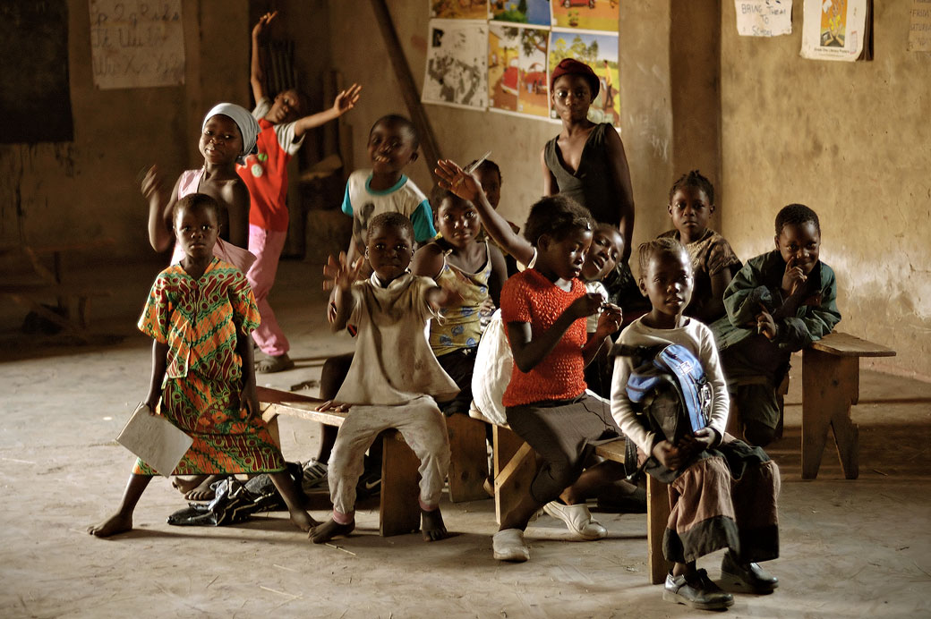 Groupe d'enfants dans une classe de Lusaka, Zambie