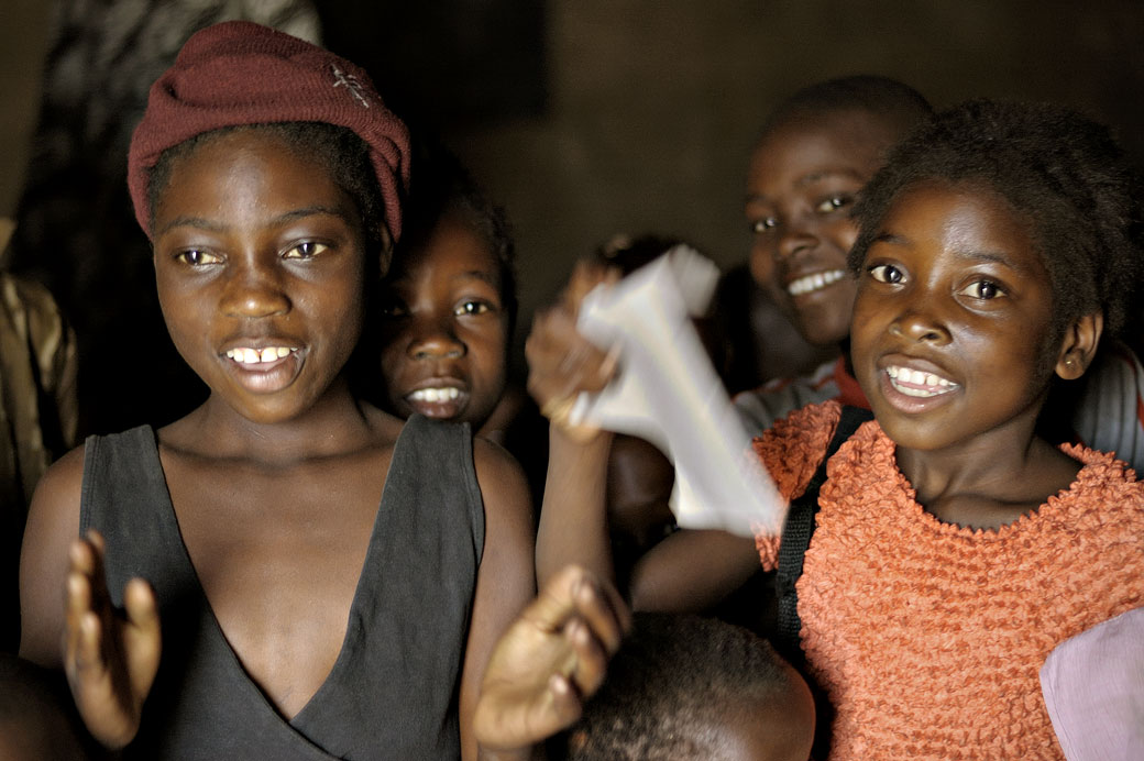 Des enfants chantent dans une classe de Lusaka, Zambie