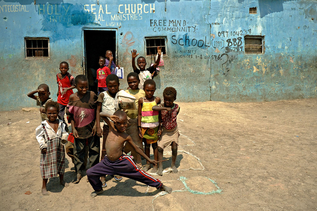 Groupe d'enfants devant une école de Lusaka, Zambie